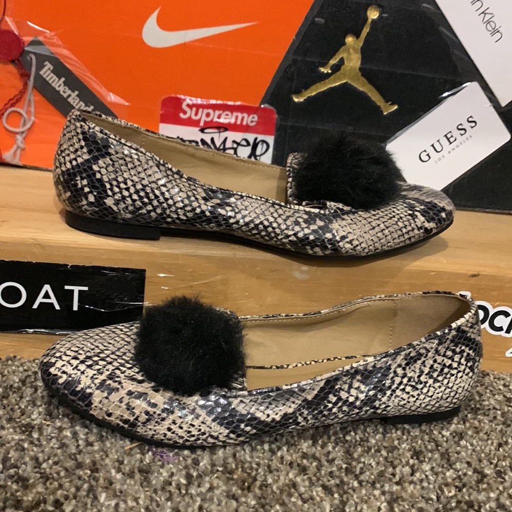 TRUFFLE Collection-juniors snakeskin print slip-on flat shoes w/pom